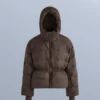 Veste matelassée légère avec un rembourrage imperméable composé à 80 % de duvet et à 20 % de Minardi Piume Ski. Veste matelassée légère avec un rembourrage imperméable composé à 80 % de duvet et à 20 % de Minardi Piume Ski.