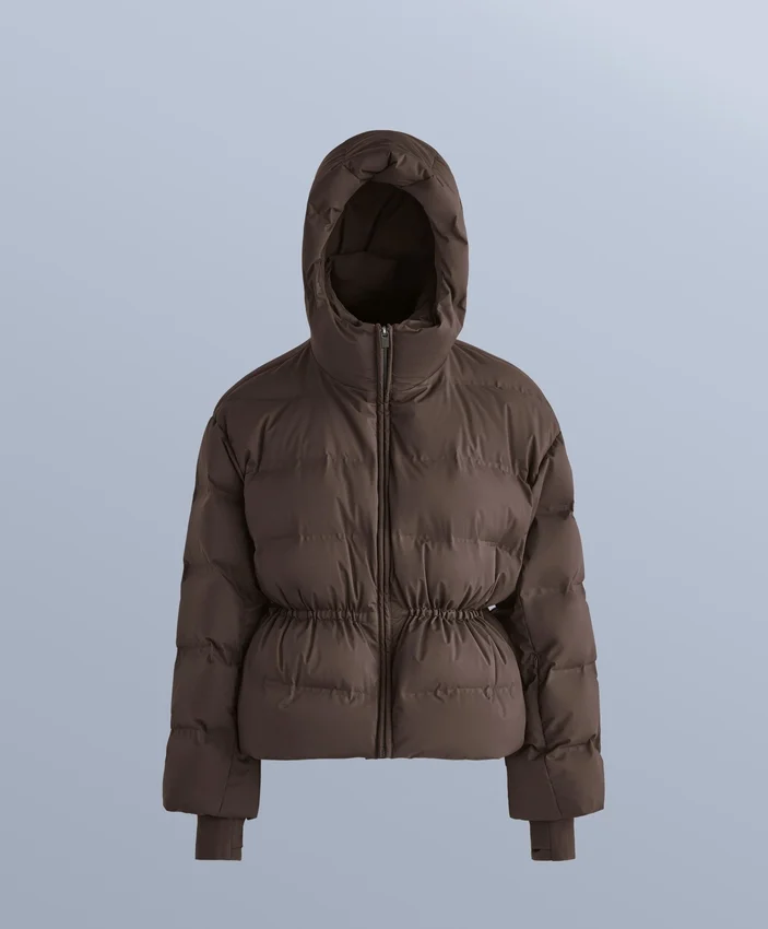 Veste matelassée légère avec un rembourrage imperméable composé à 80 % de duvet et à 20 % de Minardi Piume Ski. Veste matelassée légère avec un rembourrage imperméable composé à 80 % de duvet et à 20 % de Minardi Piume Ski.