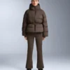 Veste matelassée légère avec un rembourrage imperméable composé à 80 % de duvet et à 20 % de Minardi Piume Ski. Veste matelassée légère avec un rembourrage imperméable composé à 80 % de duvet et à 20 % de Minardi Piume Ski.