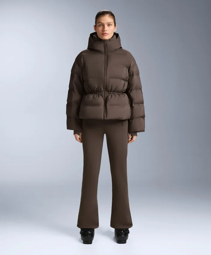 Veste matelassée légère avec un rembourrage imperméable composé à 80 % de duvet et à 20 % de Minardi Piume Ski. Veste matelassée légère avec un rembourrage imperméable composé à 80 % de duvet et à 20 % de Minardi Piume Ski.