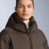 Veste matelassée légère avec un rembourrage imperméable composé à 80 % de duvet et à 20 % de Minardi Piume Ski. Veste matelassée légère avec un rembourrage imperméable composé à 80 % de duvet et à 20 % de Minardi Piume Ski.