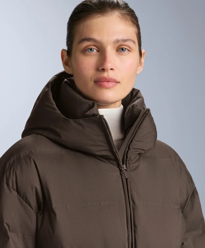 Veste matelassée légère avec un rembourrage imperméable composé à 80 % de duvet et à 20 % de Minardi Piume Ski. Veste matelassée légère avec un rembourrage imperméable composé à 80 % de duvet et à 20 % de Minardi Piume Ski.