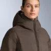Veste matelassée légère avec un rembourrage imperméable composé à 80 % de duvet et à 20 % de Minardi Piume Ski. Veste matelassée légère avec un rembourrage imperméable composé à 80 % de duvet et à 20 % de Minardi Piume Ski.