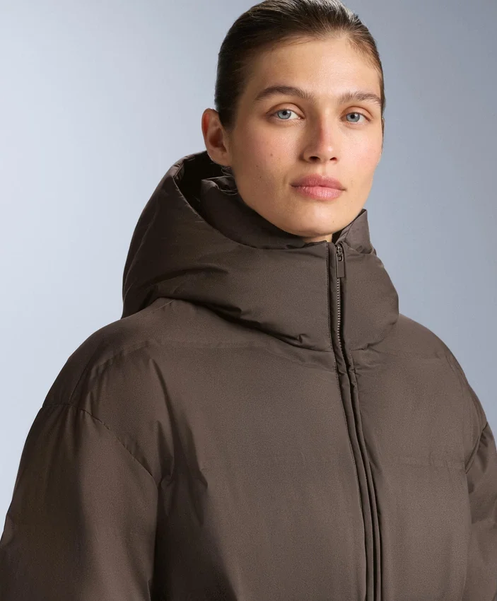 Veste matelassée légère avec un rembourrage imperméable composé à 80 % de duvet et à 20 % de Minardi Piume Ski. Veste matelassée légère avec un rembourrage imperméable composé à 80 % de duvet et à 20 % de Minardi Piume Ski.