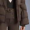 Veste matelassée légère avec un rembourrage imperméable composé à 80 % de duvet et à 20 % de Minardi Piume Ski. Veste matelassée légère avec un rembourrage imperméable composé à 80 % de duvet et à 20 % de Minardi Piume Ski.