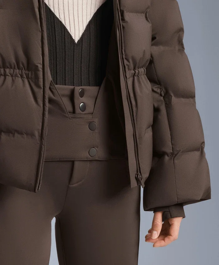 Veste matelassée légère avec un rembourrage imperméable composé à 80 % de duvet et à 20 % de Minardi Piume Ski. Veste matelassée légère avec un rembourrage imperméable composé à 80 % de duvet et à 20 % de Minardi Piume Ski.