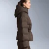 Veste matelassée légère avec un rembourrage imperméable composé à 80 % de duvet et à 20 % de Minardi Piume Ski. Veste matelassée légère avec un rembourrage imperméable composé à 80 % de duvet et à 20 % de Minardi Piume Ski.
