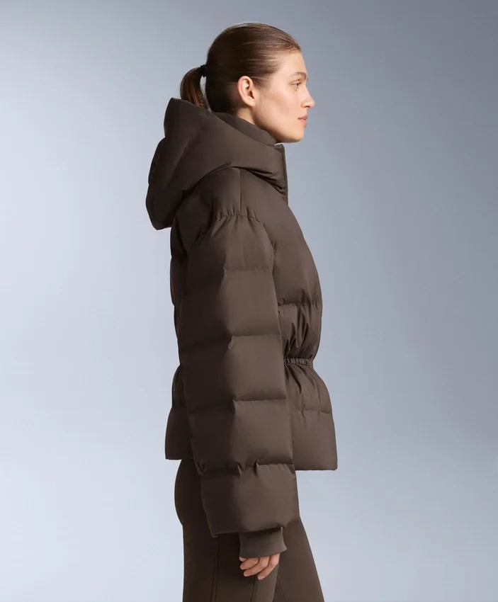 Veste matelassée légère avec un rembourrage imperméable composé à 80 % de duvet et à 20 % de Minardi Piume Ski. Veste matelassée légère avec un rembourrage imperméable composé à 80 % de duvet et à 20 % de Minardi Piume Ski.