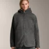 Veste oversize en peaux lainées avec capuche doublée de fausse fourrure Veste oversize en peaux lainées avec capuche doublée de fausse fourrure