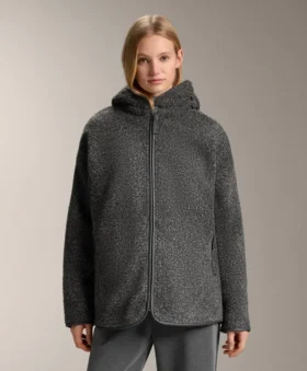 Veste oversize en peaux lainées avec capuche doublée de fausse fourrure