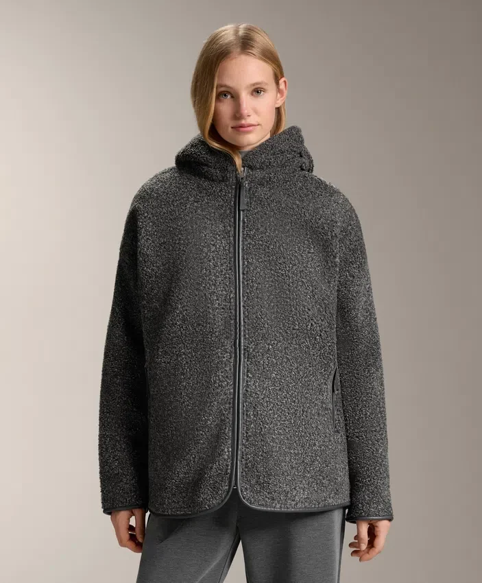 Veste oversize en peaux lainées avec capuche doublée de fausse fourrure Veste oversize en peaux lainées avec capuche doublée de fausse fourrure