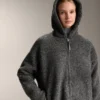 Veste oversize en peaux lainées avec capuche doublée de fausse fourrure Veste oversize en peaux lainées avec capuche doublée de fausse fourrure