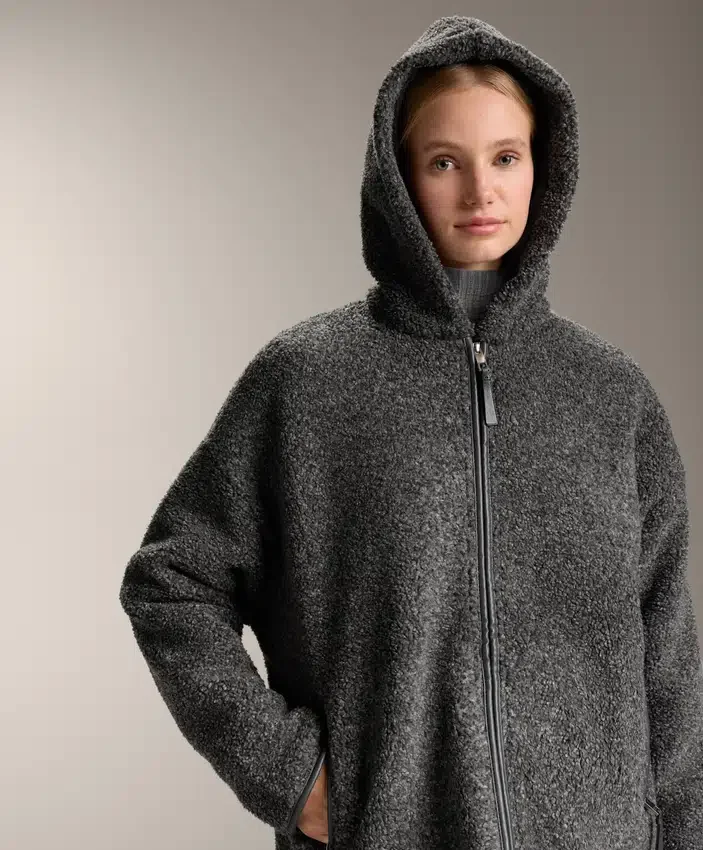 Veste oversize en peaux lainées avec capuche doublée de fausse fourrure Veste oversize en peaux lainées avec capuche doublée de fausse fourrure