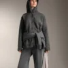 Veste oversize en peaux lainées avec capuche doublée de fausse fourrure Veste oversize en peaux lainées avec capuche doublée de fausse fourrure