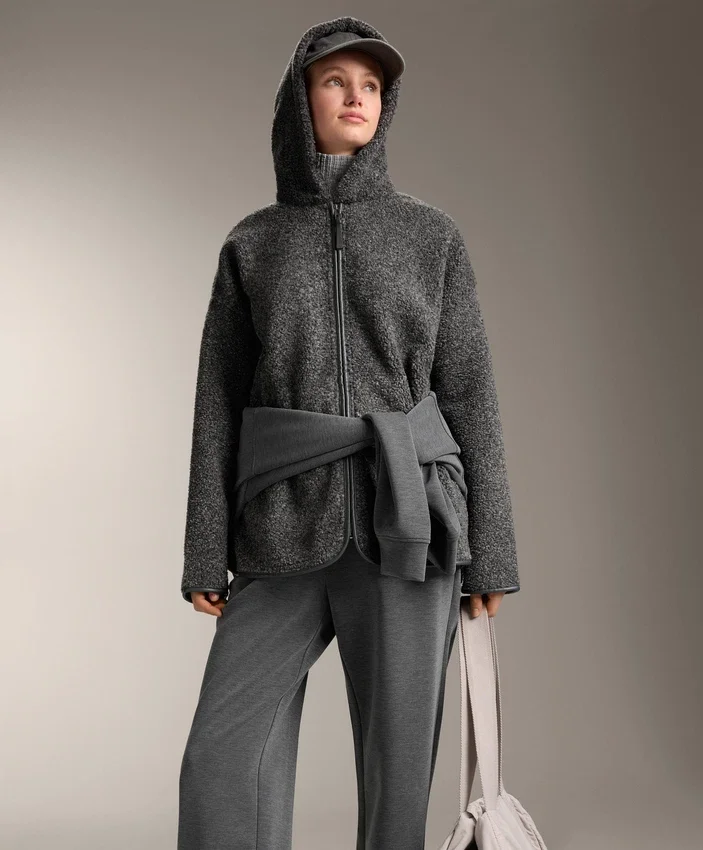 Veste oversize en peaux lainées avec capuche doublée de fausse fourrure Veste oversize en peaux lainées avec capuche doublée de fausse fourrure