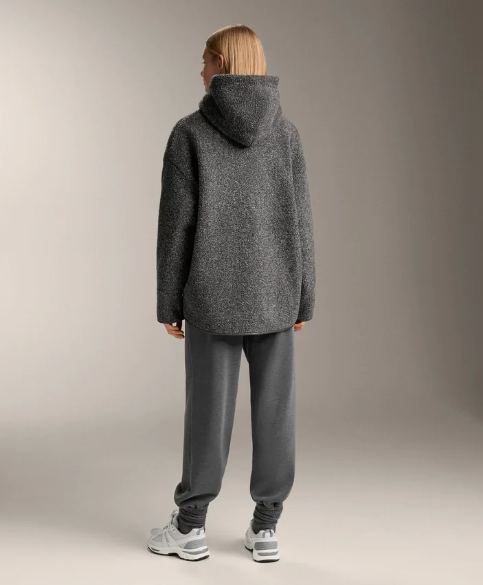 Veste oversize en peaux lainées avec capuche doublée de fausse fourrure Veste oversize en peaux lainées avec capuche doublée de fausse fourrure