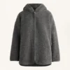 Veste oversize en peaux lainées avec capuche doublée de fausse fourrure Veste oversize en peaux lainées avec capuche doublée de fausse fourrure