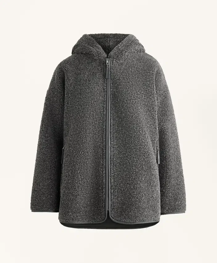 Veste oversize en peaux lainées avec capuche doublée de fausse fourrure Veste oversize en peaux lainées avec capuche doublée de fausse fourrure