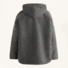 Veste oversize en peaux lainées avec capuche doublée de fausse fourrure Veste oversize en peaux lainées avec capuche doublée de fausse fourrure