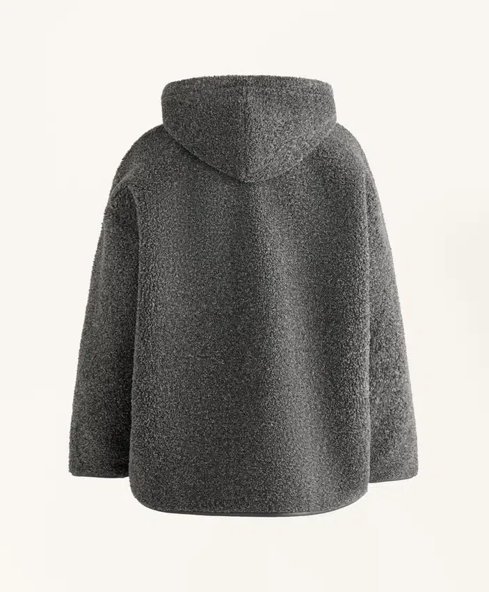 Veste oversize en peaux lainées avec capuche doublée de fausse fourrure Veste oversize en peaux lainées avec capuche doublée de fausse fourrure