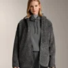 Veste oversize en peaux lainées avec capuche doublée de fausse fourrure Veste oversize en peaux lainées avec capuche doublée de fausse fourrure