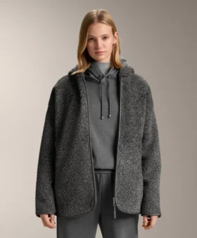 Veste oversize en peaux lainées avec capuche doublée de fausse fourrure
