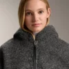 Veste oversize en peaux lainées avec capuche doublée de fausse fourrure Veste oversize en peaux lainées avec capuche doublée de fausse fourrure