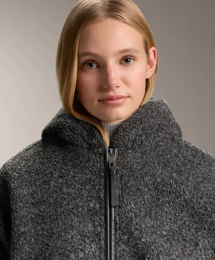 Veste oversize en peaux lainées avec capuche doublée de fausse fourrure Veste oversize en peaux lainées avec capuche doublée de fausse fourrure