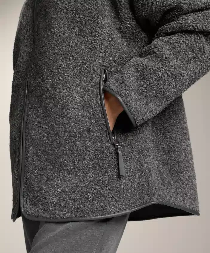 Veste oversize en peaux lainées avec capuche doublée de fausse fourrure Veste oversize en peaux lainées avec capuche doublée de fausse fourrure