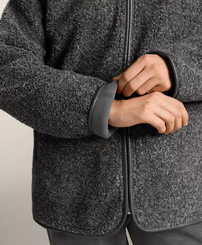 Veste oversize en peaux lainées avec capuche doublée de fausse fourrure Veste oversize en peaux lainées avec capuche doublée de fausse fourrure