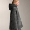 Veste oversize en peaux lainées avec capuche doublée de fausse fourrure Veste oversize en peaux lainées avec capuche doublée de fausse fourrure