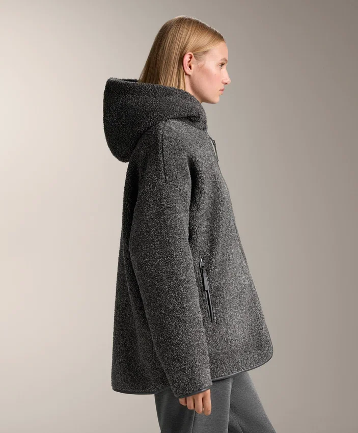 Veste oversize en peaux lainées avec capuche doublée de fausse fourrure Veste oversize en peaux lainées avec capuche doublée de fausse fourrure