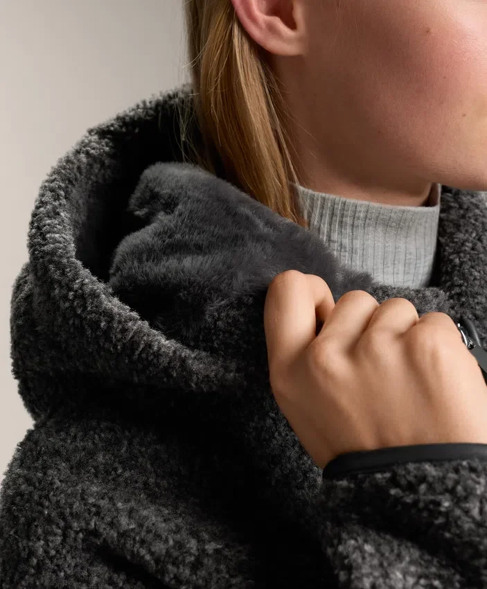 Veste oversize en peaux lainées avec capuche doublée de fausse fourrure Veste oversize en peaux lainées avec capuche doublée de fausse fourrure